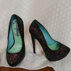 Taylor says jeweled heels size 6